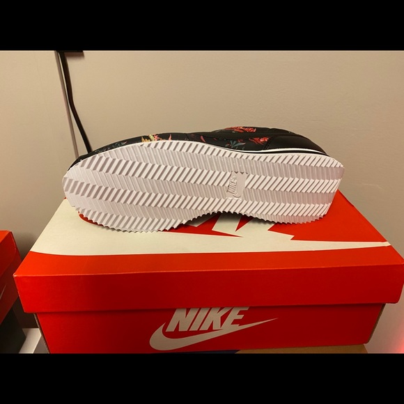 Nike Cortez - Picture 2 of 4